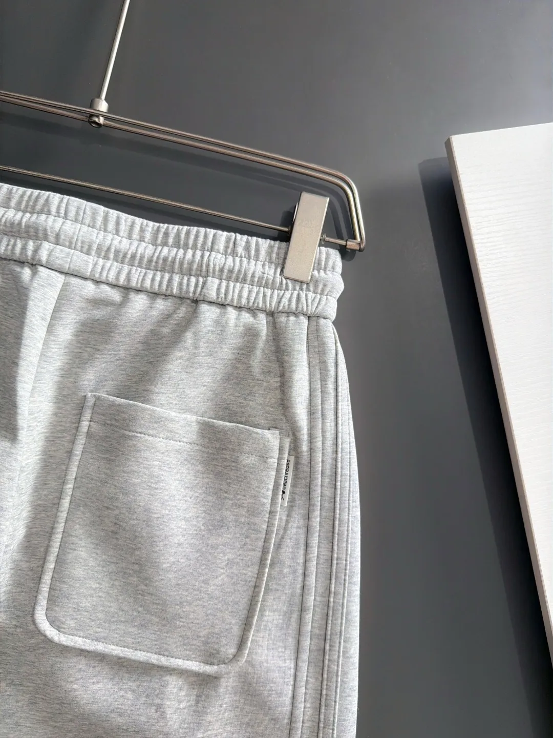 The next day we shipped the P195 Balenciaga High Quality New Arrival Elastic Casual Pants Fall/Winter 2026. The custom-made fabric at the counter has a high degree of comfort, impeccable details, and the design concept of the brand elements reflects high quality. The hand feels delicate and soft! Casual cuts and awesome upper body! Sizes: S-3XL